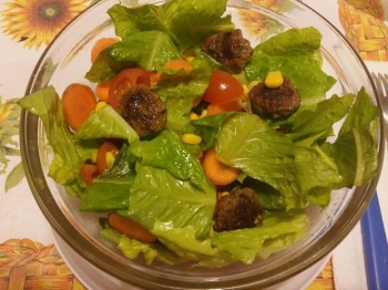 Insalata mista con mini polpette